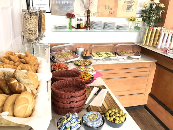 Petit déjeuner buffet (15 EUR par personne)