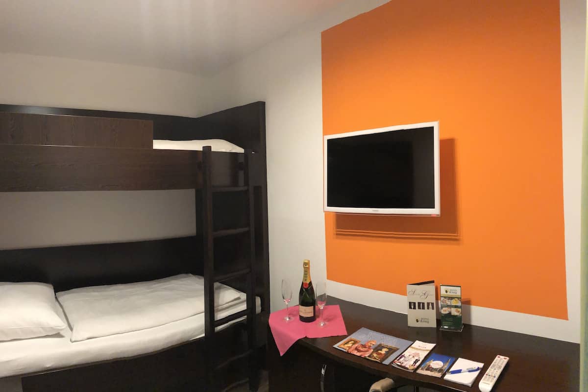 Kamar Twin (bunk bed) | Meja kerja, ruang kerja ramah laptop, kedap suara, dan Wi-Fi gratis