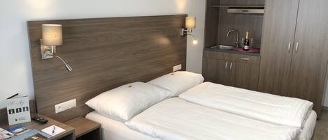 Schreibtisch, laptopgeeigneter Arbeitsplatz, schallisolierte Zimmer