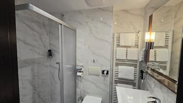 Twin Room (bunk bed) | Bathroom | Shower, free toiletries, towels