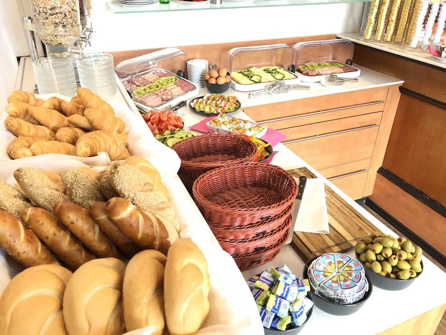 Café da manhã com buffet todos os dias mediante uma taxa