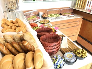Petit déjeuner buffet (15 EUR par personne)