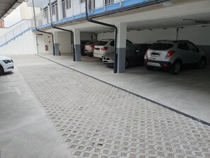 موقف سيارات (بتكلفة إضافية)