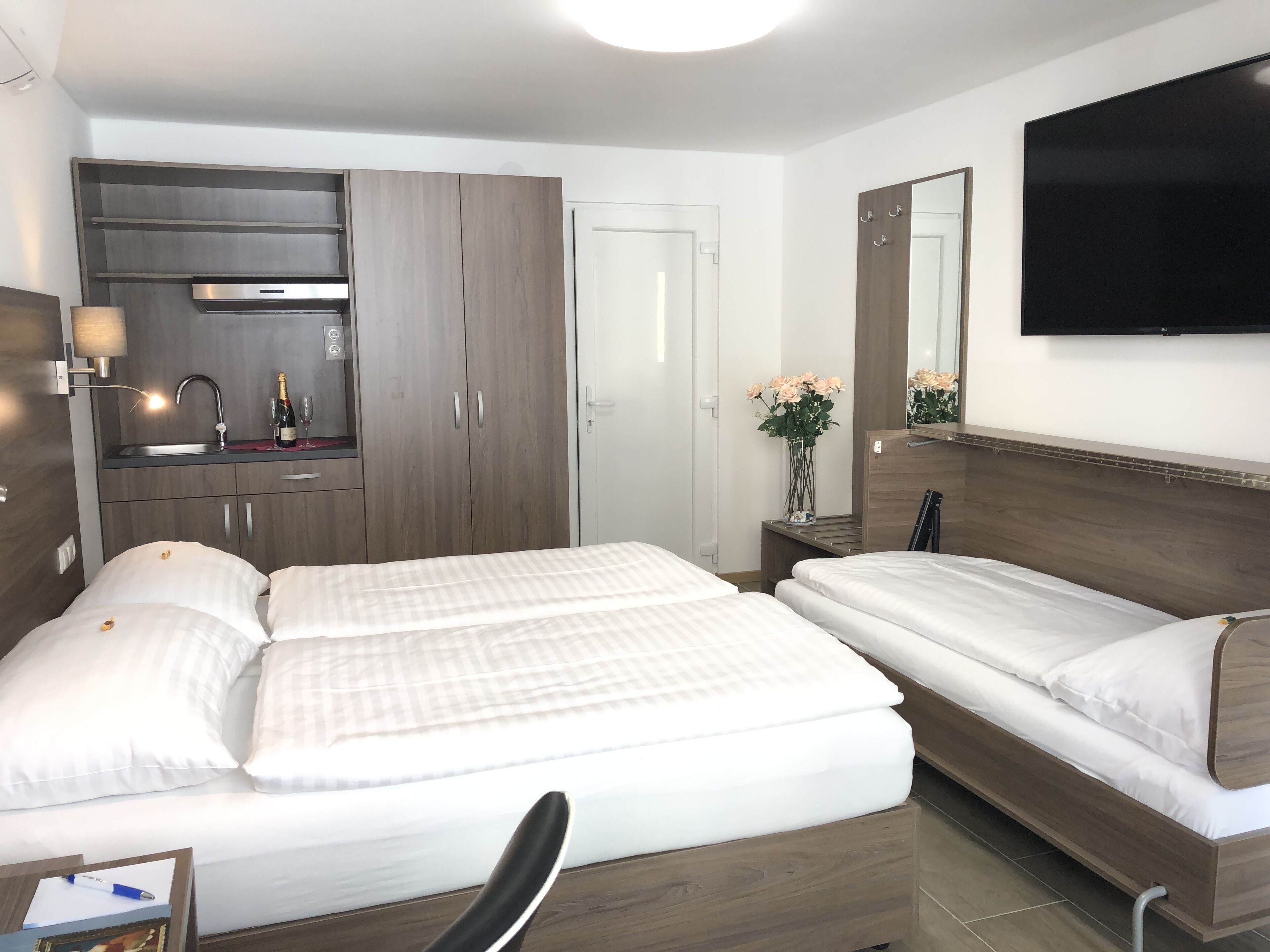 Desk, laptop workspace, soundproofing, free WiFi