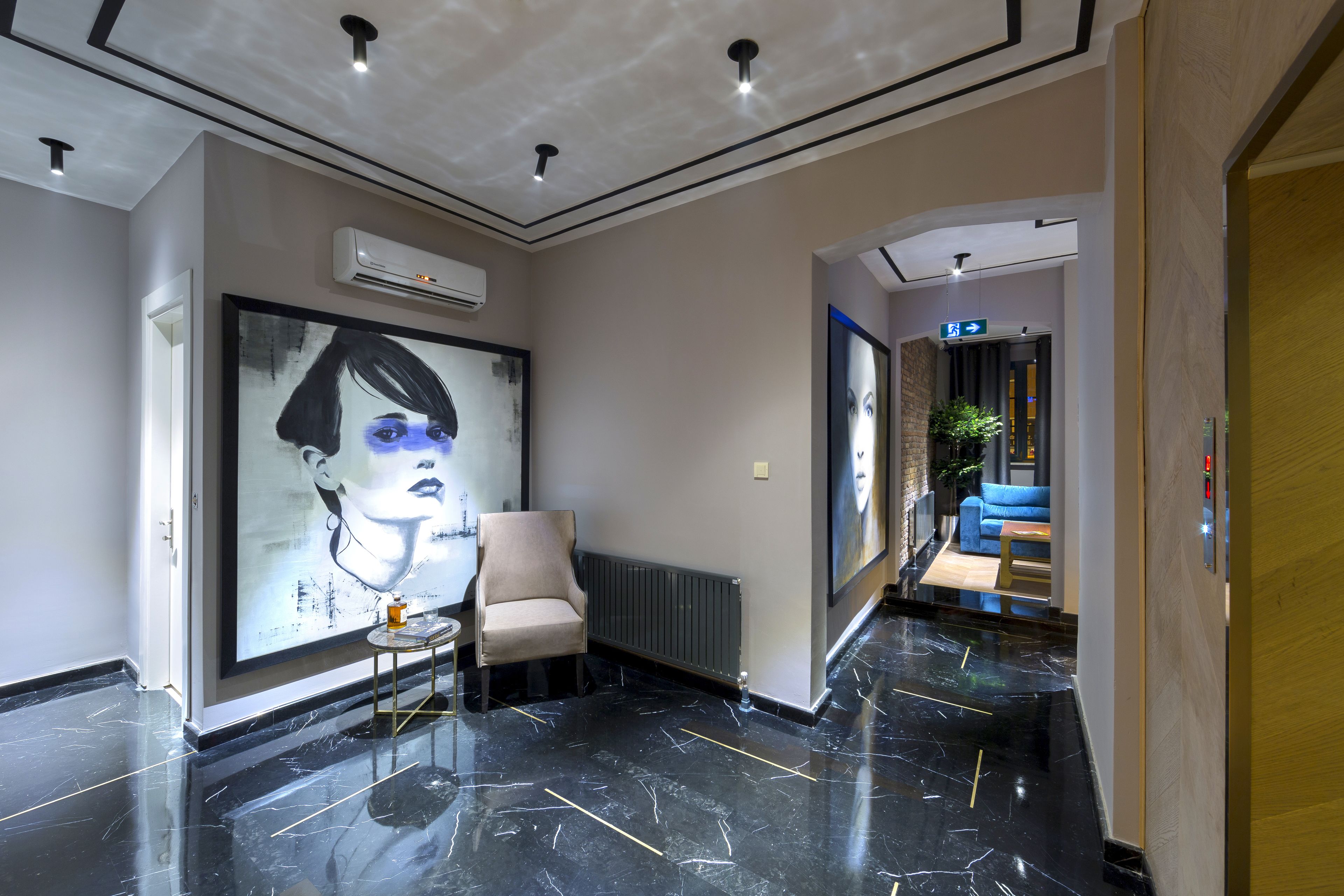 Coin salon dans le hall