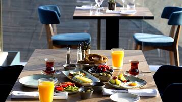 Petit déjeuner continental servi tous les jours en supplément