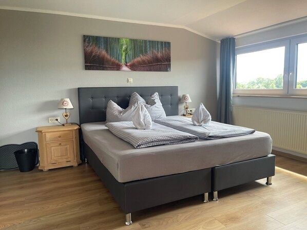 Standard-Doppelzimmer, 1 Schlafzimmer, Bergblick, Bergseite | 1 Schlafzimmer, Zimmersafe, kostenloses WLAN, Bettwäsche