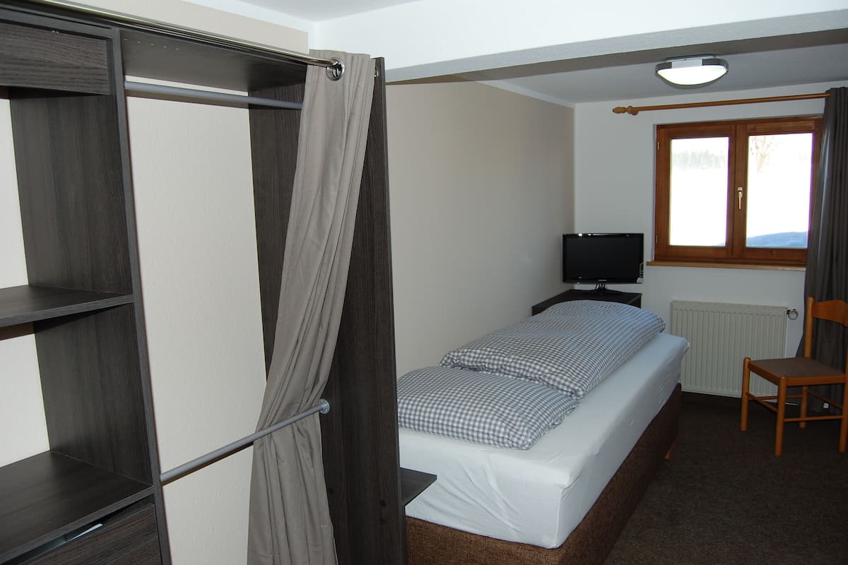 Basic Single Room, 1 Twin Bed | 1 bedroom, in-room safe, free WiFi, bed sheets