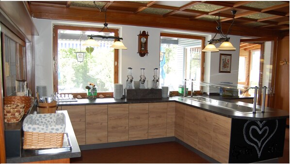 Se sirven cenas y cocina local e internacional