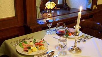 Lunch and dinner served, Regional cuisine