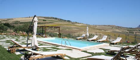 Piscine extérieure (ouverte en saison), parasols de plage