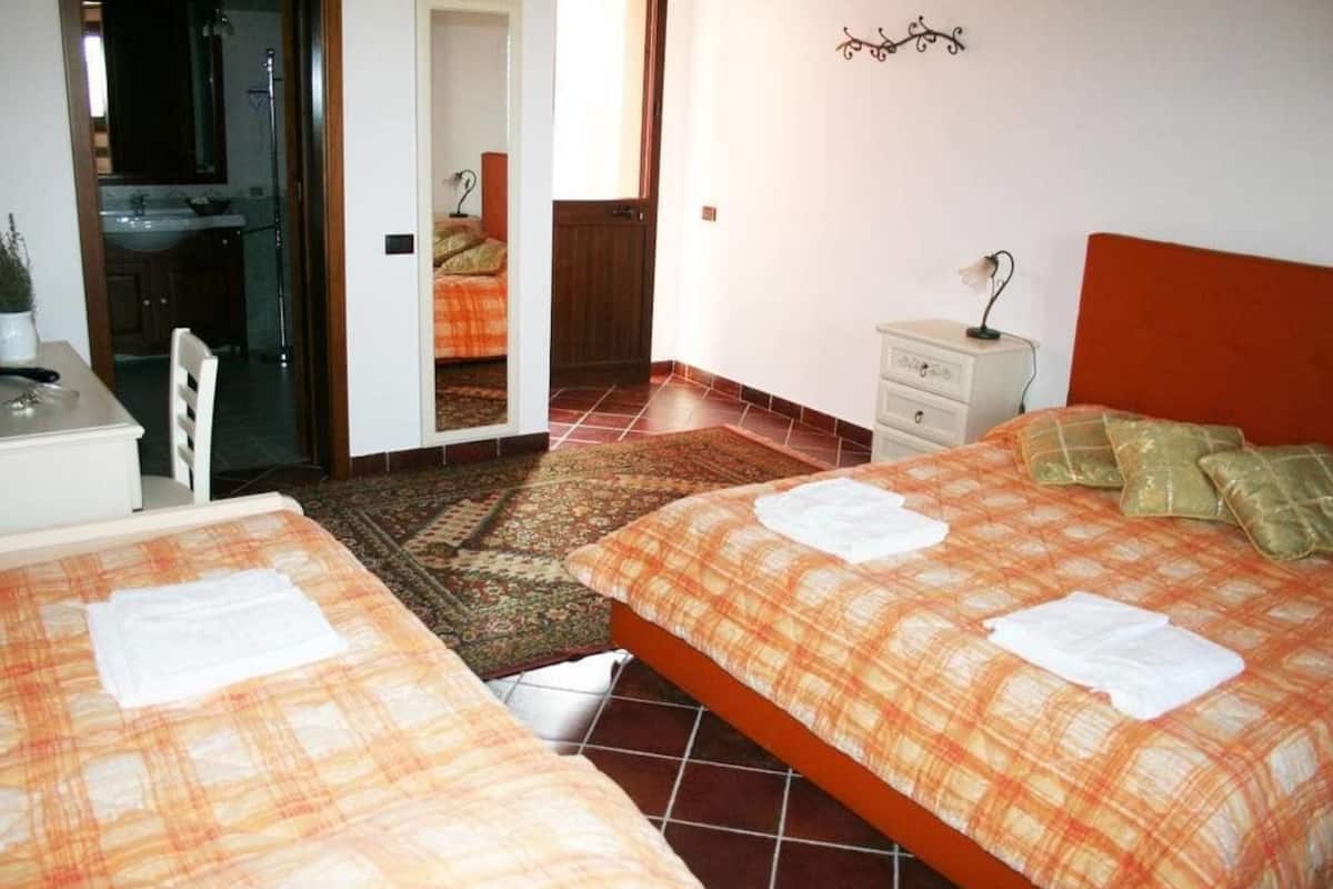 Chambre Triple, vue piscine | Coffres-forts dans les chambres, décoration personnalisée