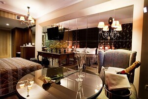 Caja de seguridad en la habitación y escritorio 