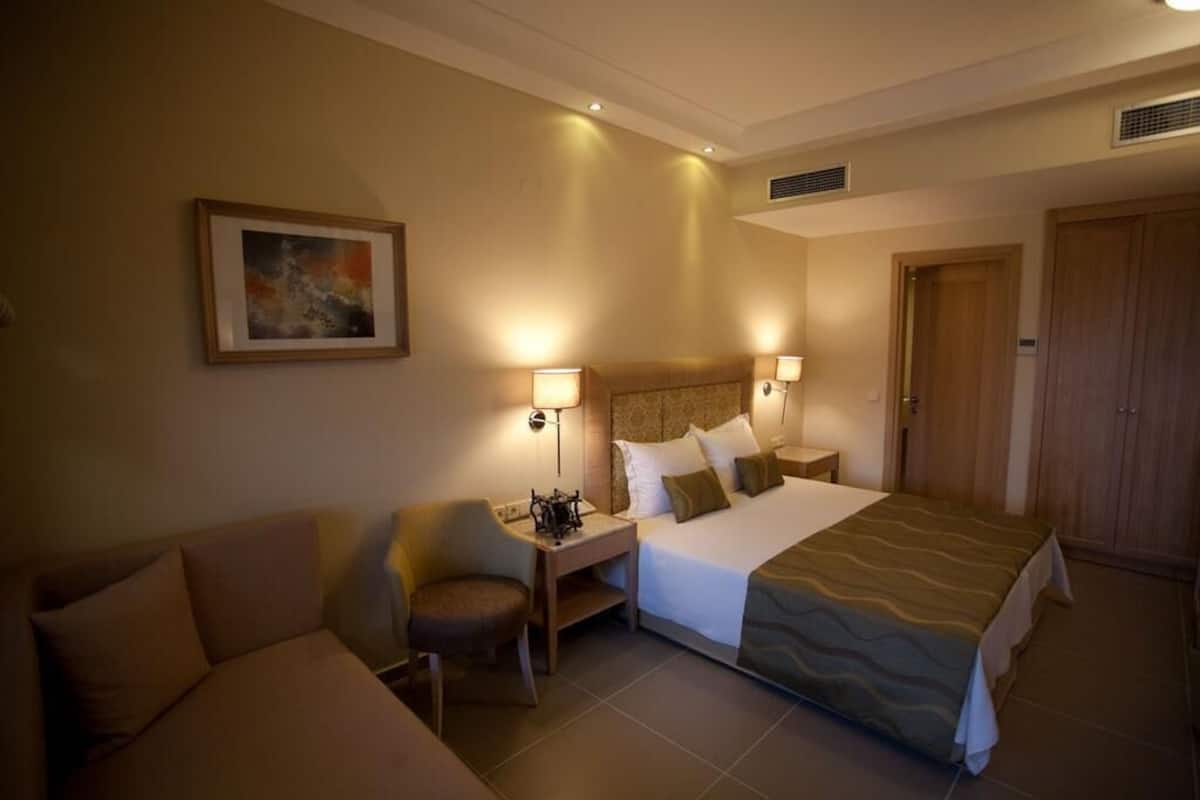 Superior Room, Hot Tub | In-room safe, desk, laptop workspace, soundproofing