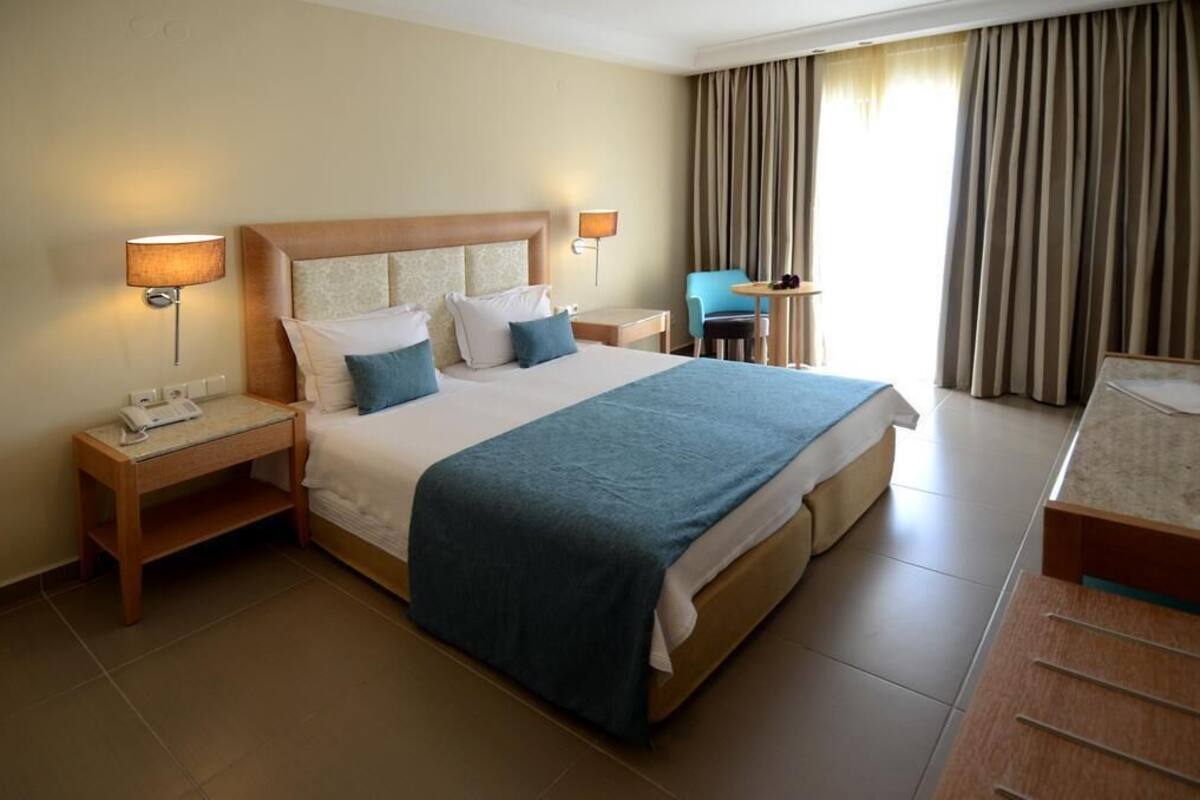 In-room safe, desk, laptop workspace, soundproofing