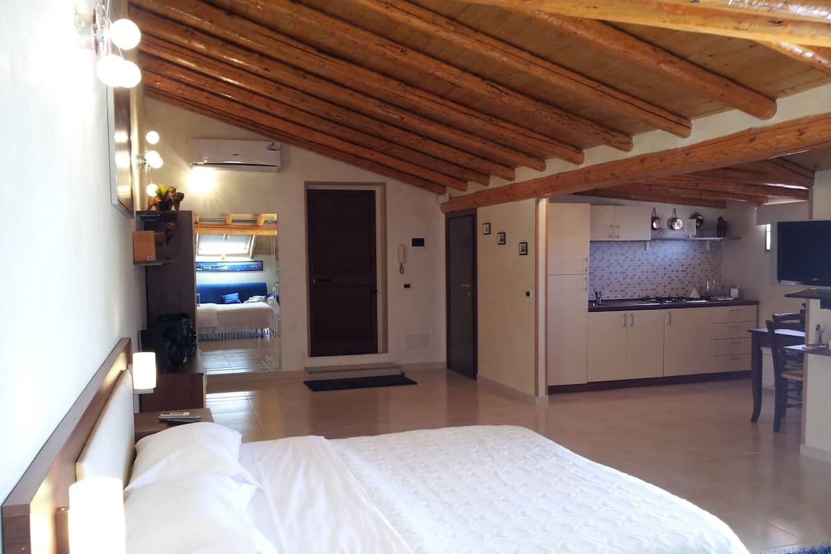 1 Schlafzimmer, Zimmersafe, Schreibtisch, Bügeleisen/Bügelbrett