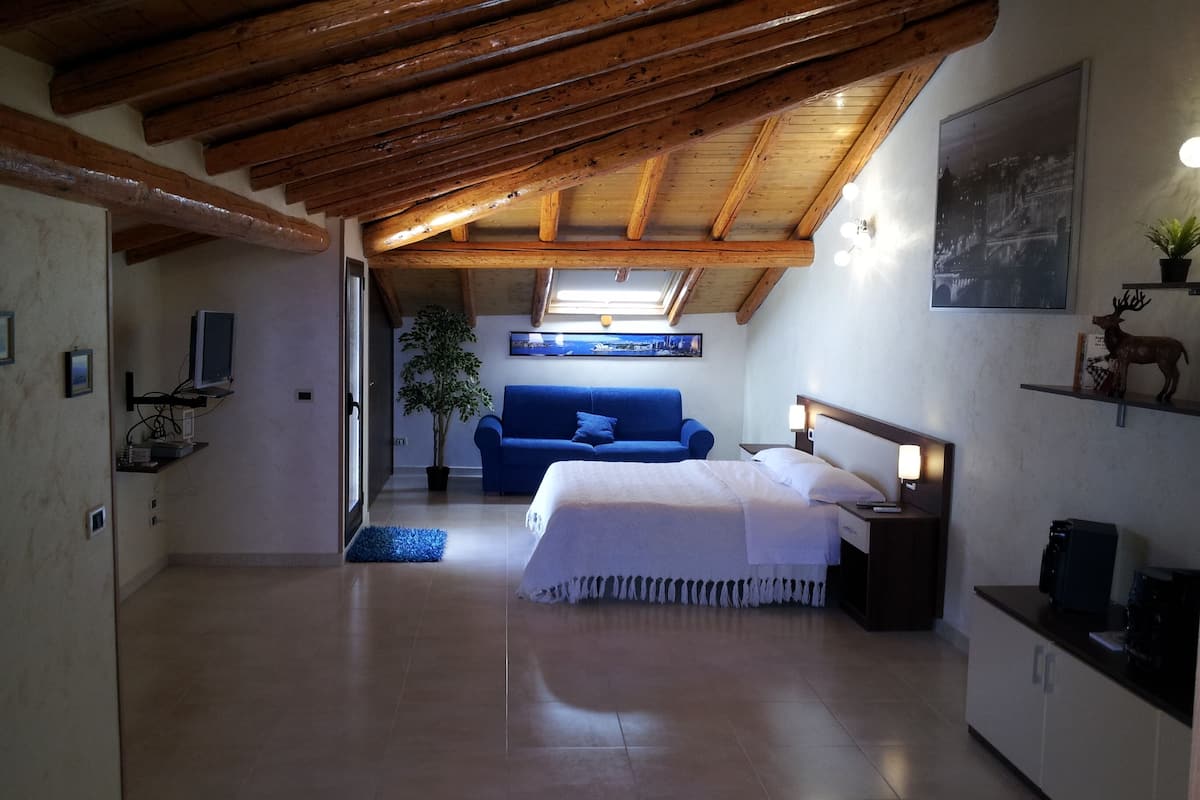 1 Schlafzimmer, Zimmersafe, Schreibtisch, Bügeleisen/Bügelbrett