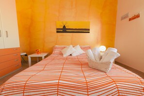 Ropa de cama de alta calidad, escritorio, cunas y camas extra 