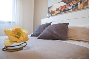 Ropa de cama de alta calidad, escritorio y cunas 