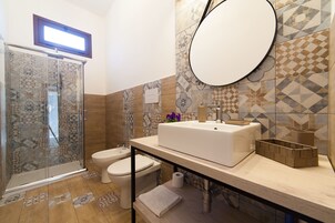 Artículos de tocador gratuitos, secador de pelo, bidet, toallas