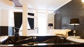 Una habitación de hotel moderna con una cama grande, un escritorio y un piano.