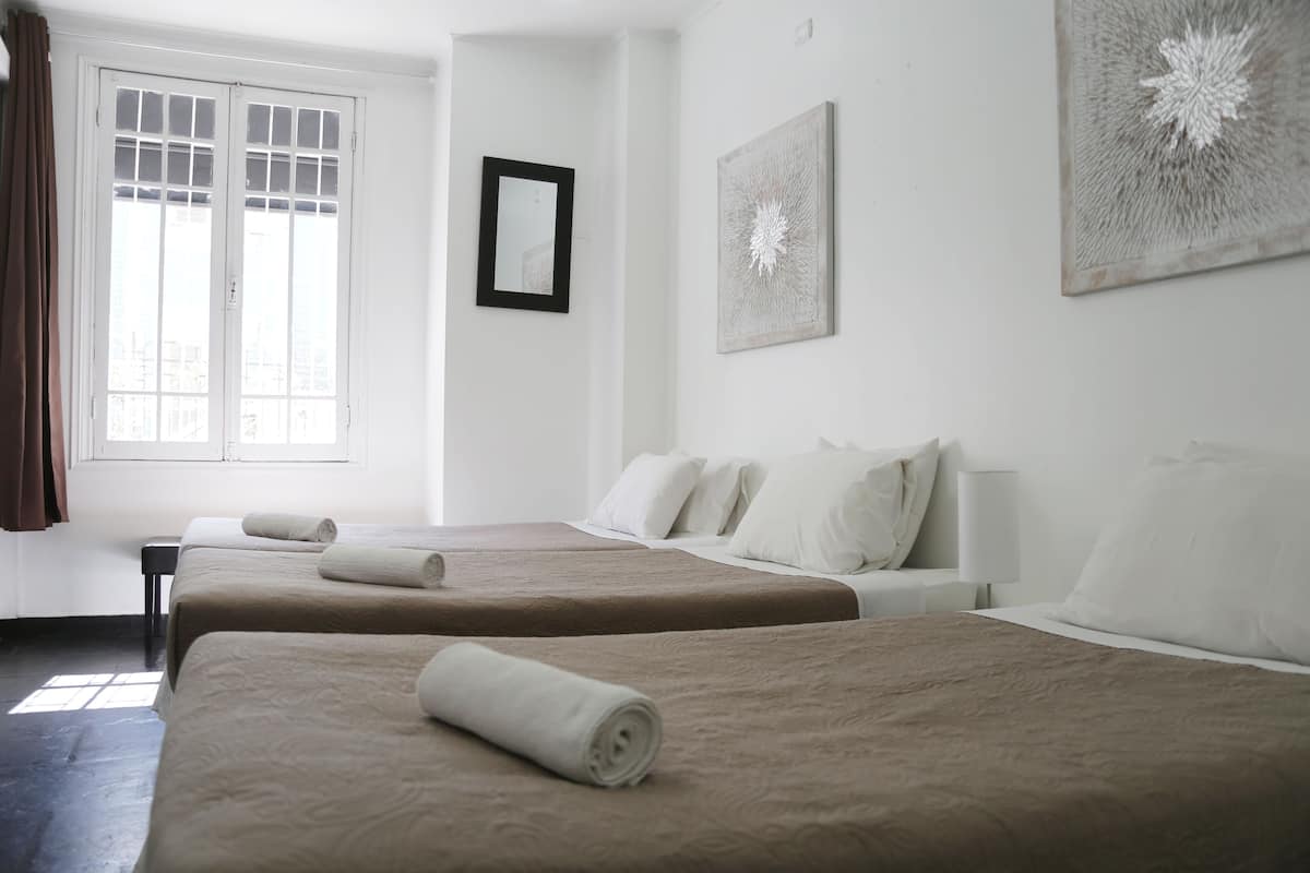 Quarto triplo clássico, 1 quarto | Wi-Fi de cortesia, roupa de cama