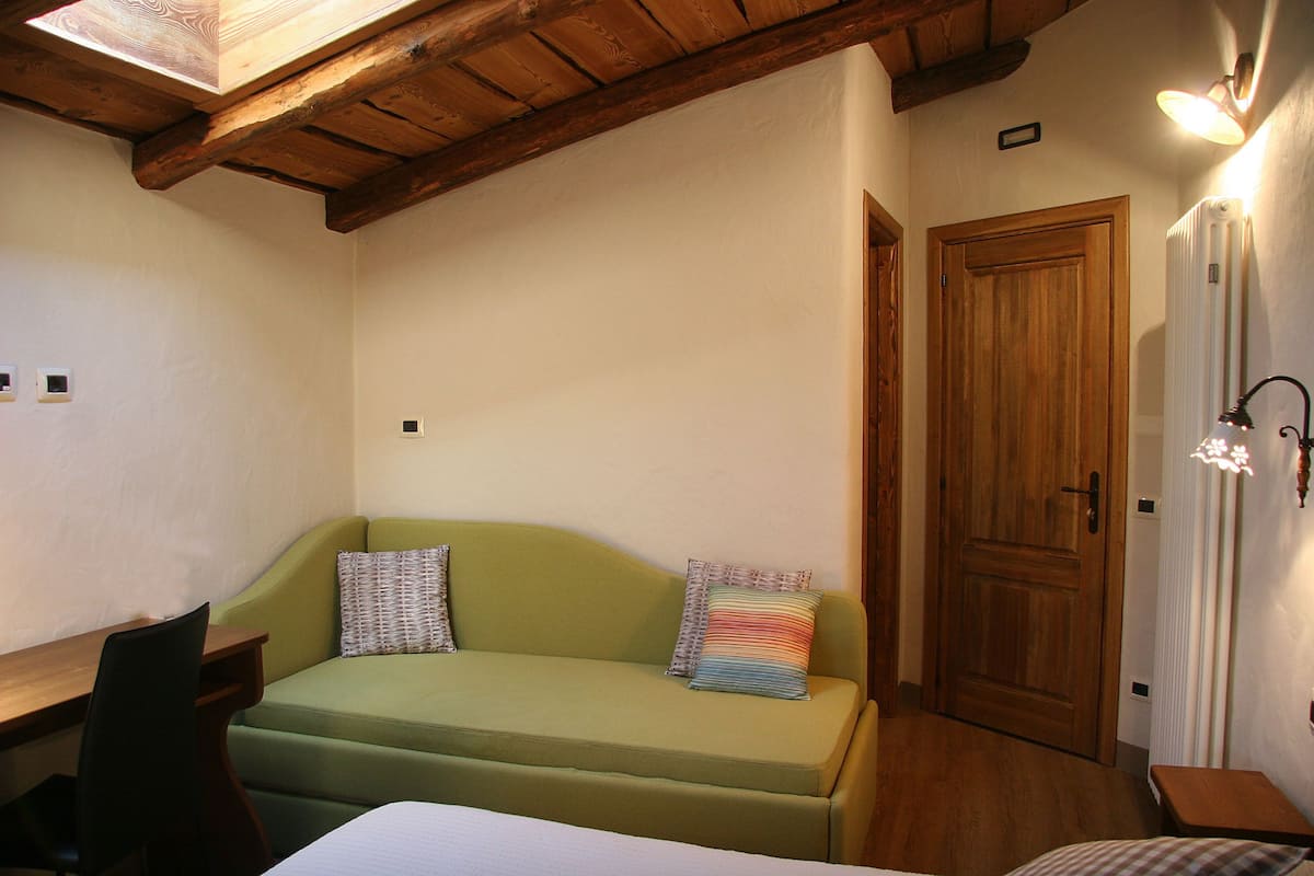 Comfort Triple Room, Ensuite (Room 5) | In-room safe, individually decorated, individually furnished, desk