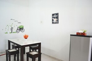 Comfort House, 3 Bedrooms, City View | 3 bedrooms, individually decorated, individually furnished, desk