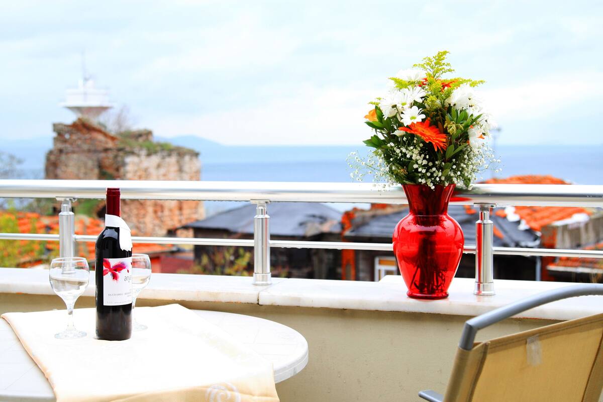 Studio, Sea View | Premium bedding, in-room safe, desk, iron/ironing board