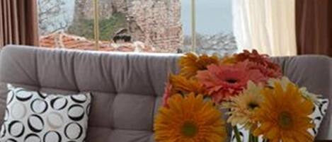 Departamento, 1 habitación, vista al mar | Área de sala de estar | Televisión LCD