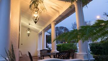 Exclusive Apartment, 2 Bedrooms, Terrace, Garden View | Peralatan tempat tidur premium, peti besi dalam bilik