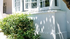 A white building with large windows and a tree in front. - 5 Camp Street Guesthouse & Self-catering (Cape Town)