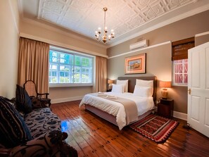 Perhehuoneisto, 1 makuuhuone, patio, puutarha-alue | Ylelliset vuodevaatteet, tallelokero huoneessa