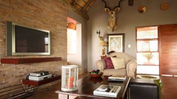 Villa, 4 Bedrooms | Living room