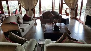 Villa, 4 Bedrooms | Living room | Flat-screen TV, fireplace