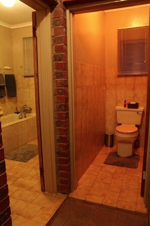 Suite 3 (Twin) - Full Bathroom | Banheiro | Toalhas de banho