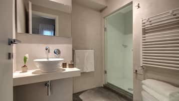 Habitació triple | Bany | Dutxa, capçal de dutxa tipus cascada, assecador de cabells i bidet