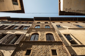 A multi-story building with stone facade, arched windows, and a flat roof. - Residenza d'Epoca Borgo Albizi (Florence)