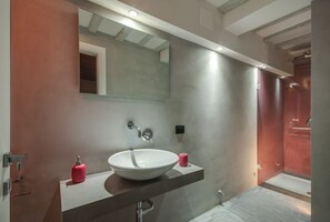 Chambre Quadruple | Salle de bain | Douche, douche à « effet pluie », sèche-cheveux, bidet