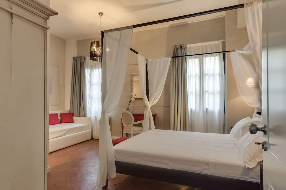 Chambre Triple | Couette en duvet d'oie, minibar, bureau, lits bébé (gratuits)