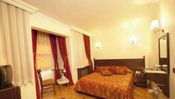 Minibar, brankas, meja kerja, dan kedap suara