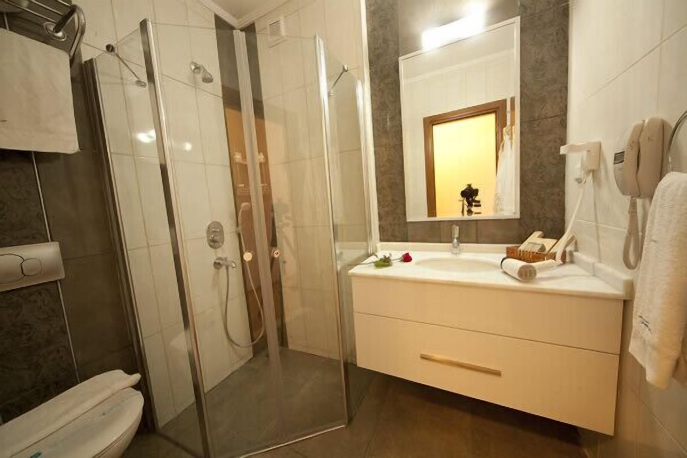 Familien-Vierbettzimmer | Badezimmer | Dusche, kostenlose Toilettenartikel, Haartrockner, Hausschuhe