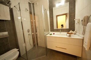 Family Quadruple Room | Bilik Mandi | Pancuran mandi, kelengkapan dandanan diri percuma, pengering rambut 