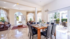 Villa, 4 habitaciones | Zona de estar