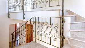 Villa, 4 habitaciones | Escaleras