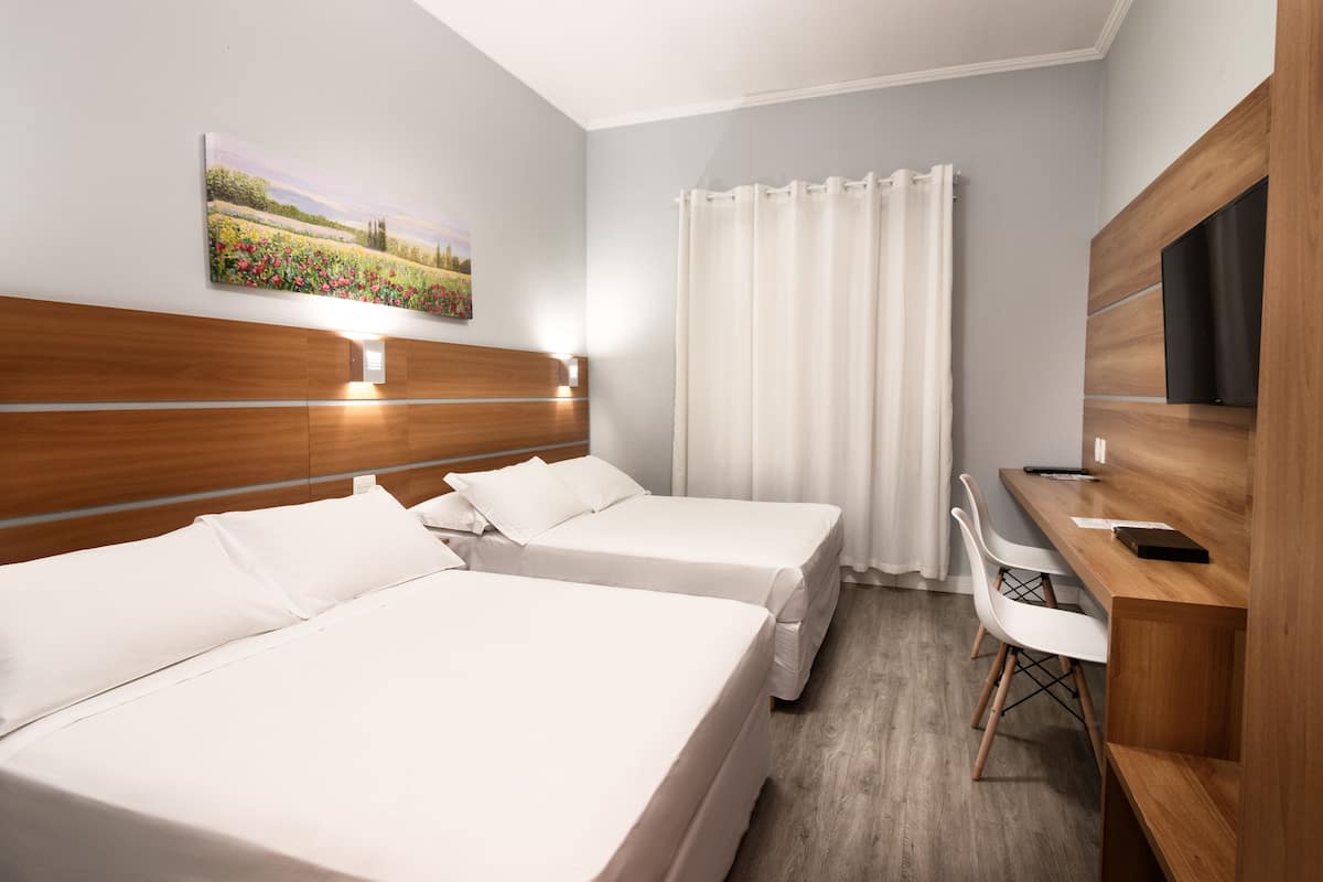 Deluxe Twin kamer | Een minibar, een kluis op de kamer, een bureau, verduisterende gordijnen
