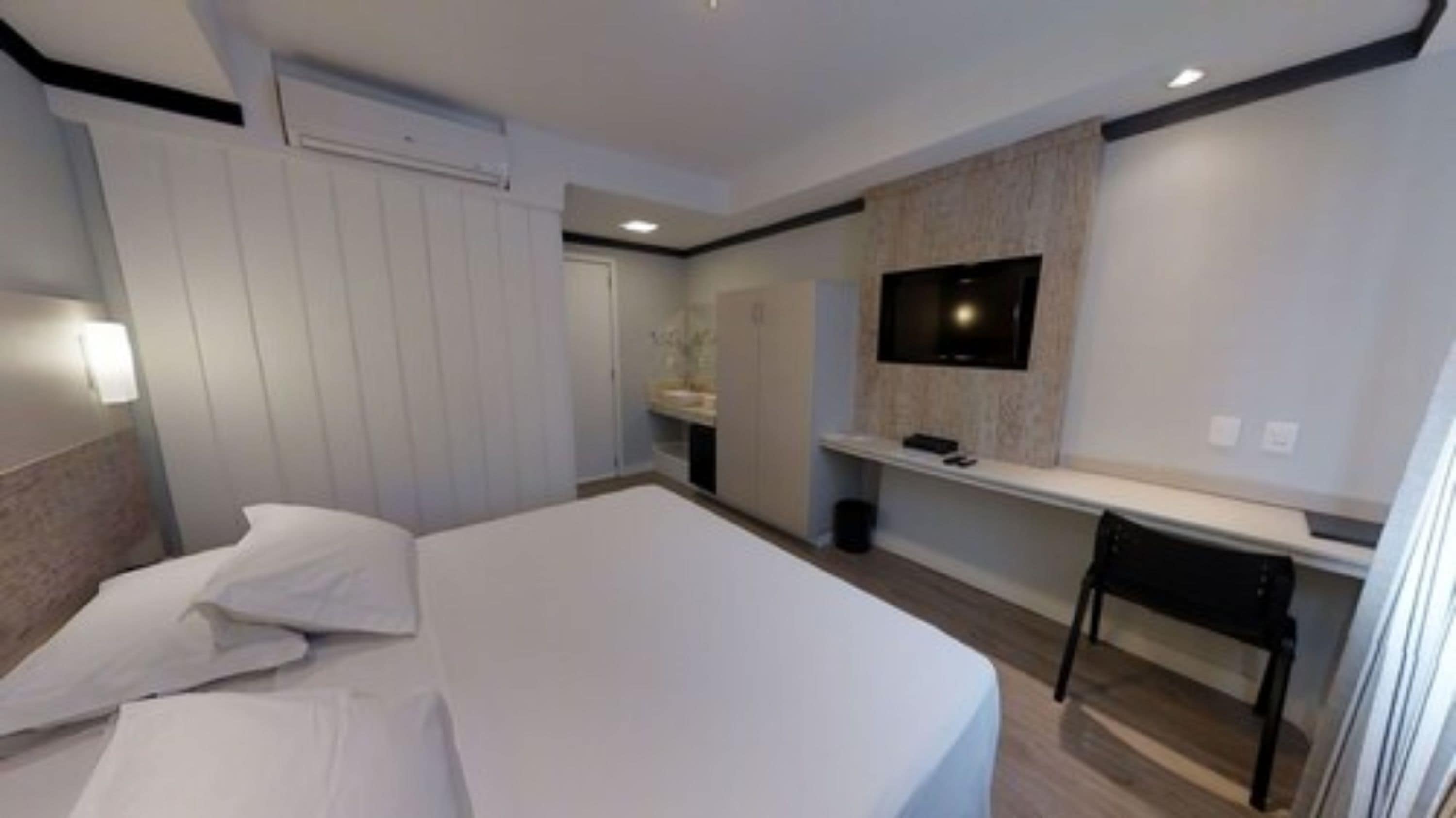 deluxe double room | minibar, in-room safe, desk, blackout curtains