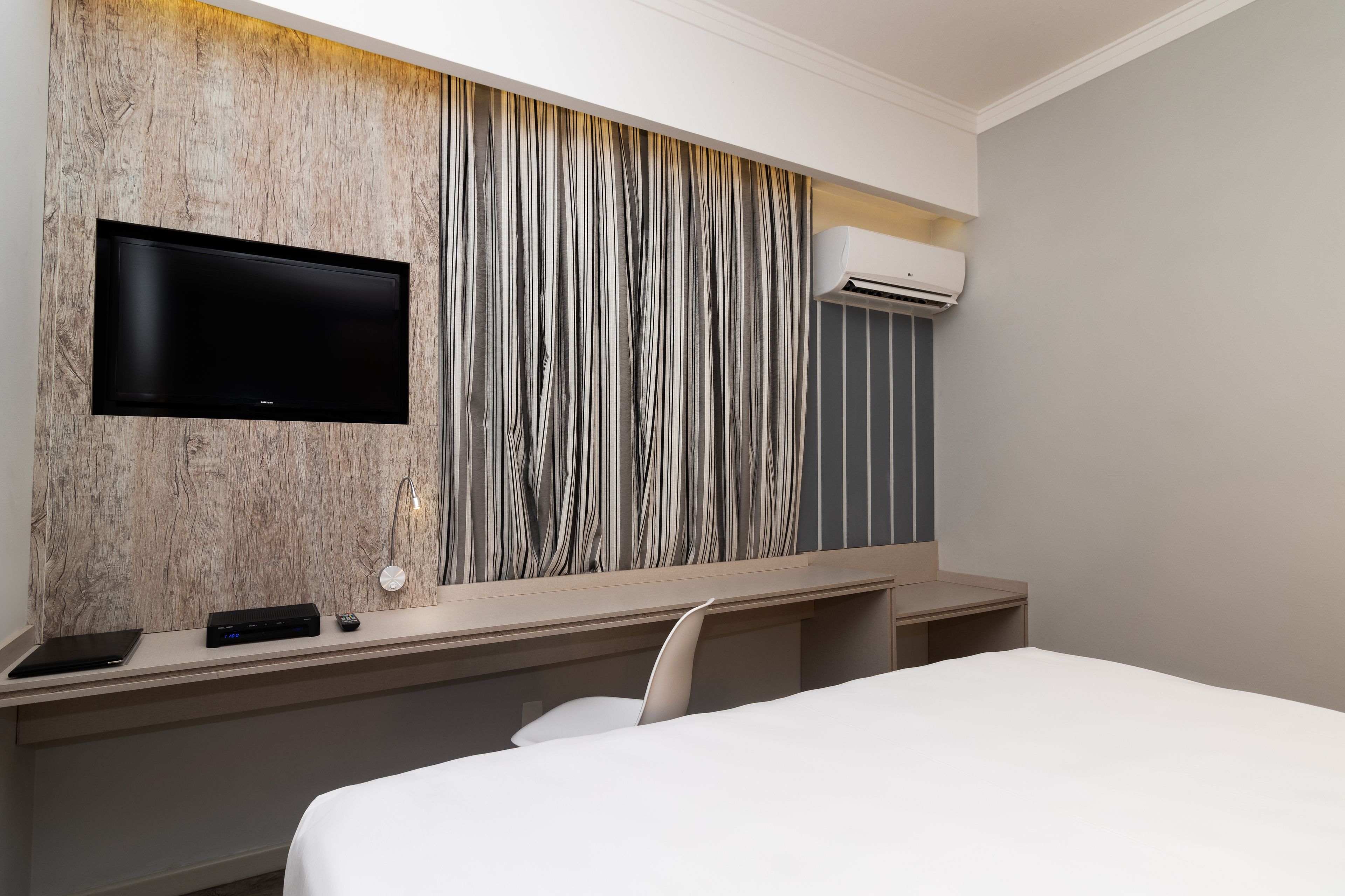 deluxe double room | minibar, in-room safe, desk, blackout curtains