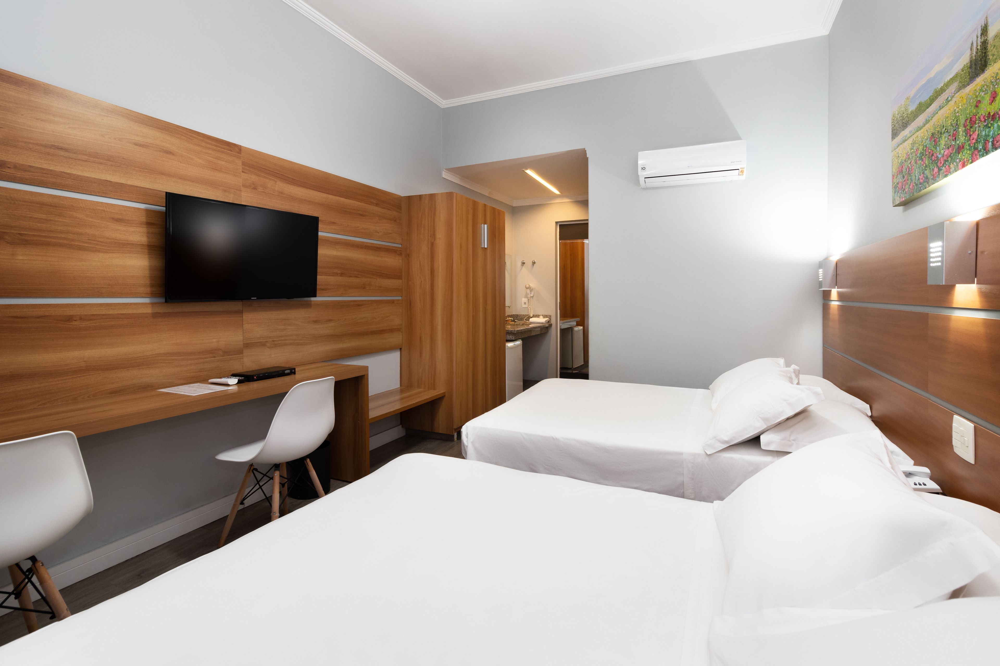 deluxe twin room | minibar, in-room safe, desk, blackout curtains