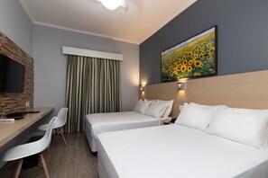 Chambre Deluxe avec lits jumeaux | Minibar, coffres-forts dans les chambres, bureau, rideaux occultants